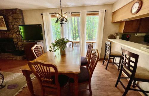 Forest view, log-sided two bedroom, two bath condo on Lake Ouachita, condo - Foto 18