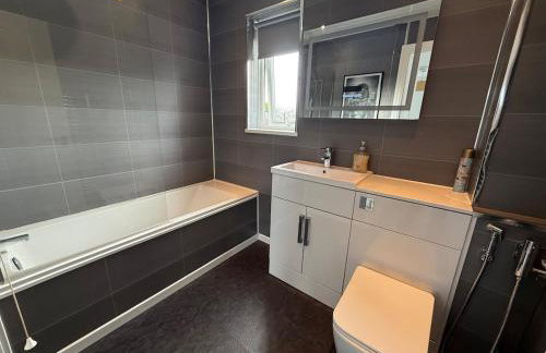 Contractors, Private Driveway for Multiple cars, Wifi, Long Stay - Photo 10