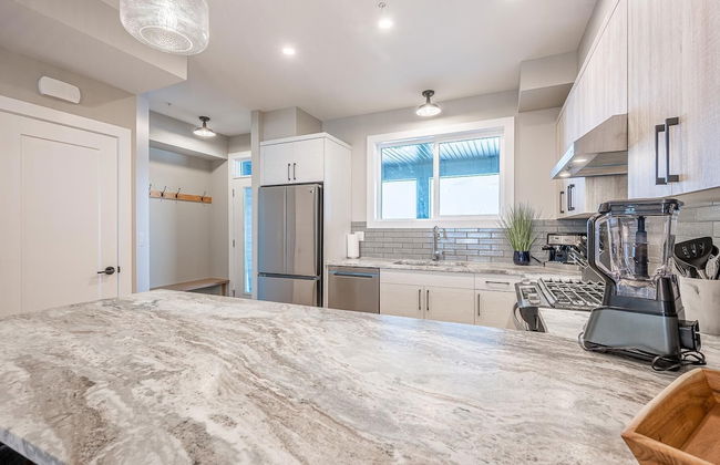 Grizzly Ridge Getaway Brand New, Hot Tub, Sleeps 11 - Photo 9