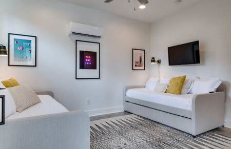 Modern East Nashville Retreat, Walk to Local Faves, Cozy Living Space, Smart TVs & Fast WiFi, Full Kitchen, Garage & Workspace, Steps to Mas Tacos & Rosepepper, 10 Min to Broadway & Nissan Stadium, 24 Hr Hospitality - Foto 4