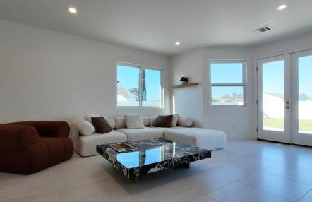 Luxury 3BR, 2BA Newly Renovated with Huge Backyard - Photo 20