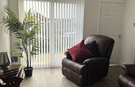 Peaceful 2-Bed Bungalow with Garden & Parking in Bramley Village, Rotherham - Foto 37