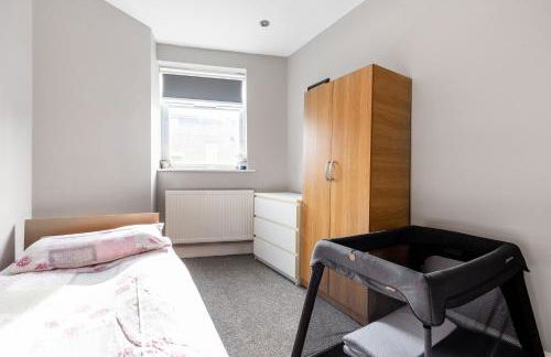 Group Friendly 2 Bed 2 Bath FREE PARKING for 2 Large Vans or up to 4 Cars Zone 2 Sleeps 10 Close to Central London and Zone 2 tube station - Photo 56