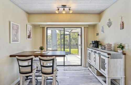 Luxurious Florida Home with Pool and Canal Access - Foto 10