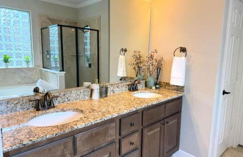 Cozy 4bdrm 3bath Home in The Woodlands - Photo 32