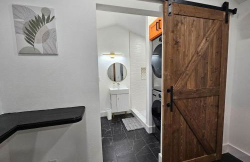 Comfy Tiny Home WP Large Private Deck Queen bed - Foto 15