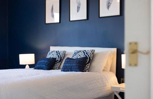 Extravagant 6 Bed Victorian Townhouse with Hot Tub - Photo 26