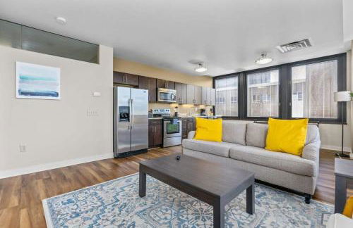 2BR Downtown Apartment with Gym & Deck - Foto 10