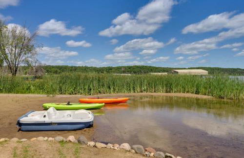 Lakefront Motley Cabin with Private Deck and Dock! - Foto 24