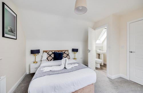 Detached House in Brooklands - Prime Location - Driveway Parking, Self-Check-In, Fast WiFi and Smart TV by Yoko Property - Foto 10