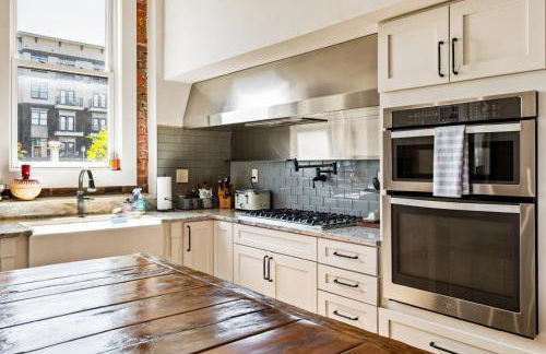 Modern 3BR Condo Walk to Downtown and UT with Parking - Foto 3