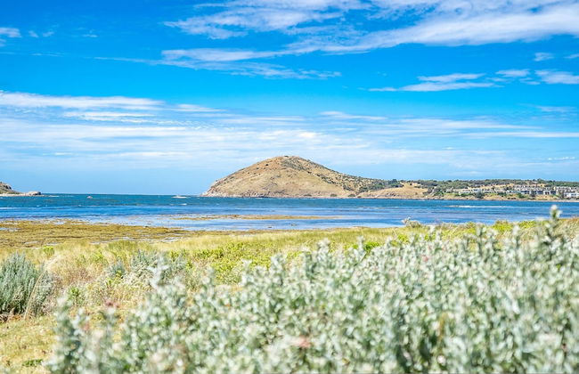 By The Sea Beachfront Apartment Wifi - Photo 28