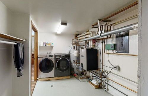 Families with Dogs! Alaskan Basecamp Near Mountains - Photo 20