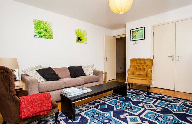 Charming Peaceful 2 Bed with Parking and Garden - Photo 13