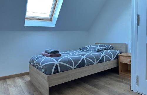 Saint Ho Mer Maison lumineuse vue mer 8 pers 4 chambres 2 sdb 2 WC étage rénové en 2025 belle terrasse grand jardin clos parking 8 mn à pied petite plage grand jardin près de Port en Bessin, Bayeux et plage Omaha beach - Foto 23