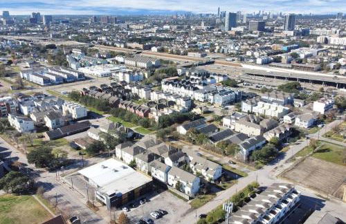 3BR/3.5BA Three Story East Downtown TownHouse with view - Photo 3