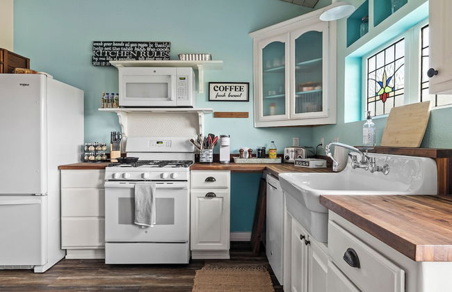 Kingsby Cottage - 1BR & Mountain Views - Photo 7