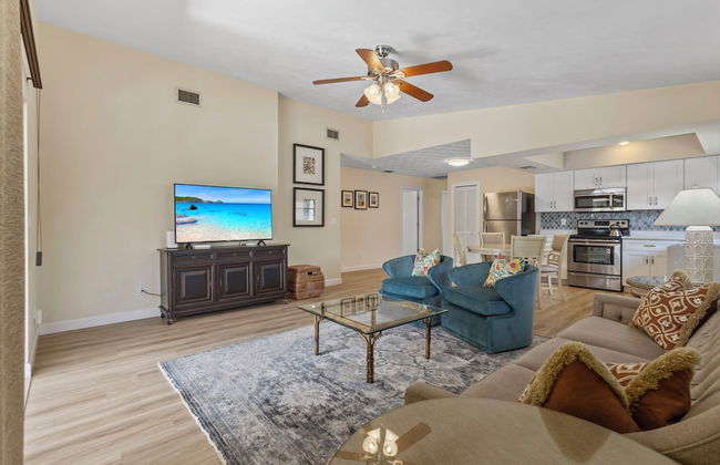 Avanti Vacation Rental, Relaxing 3-BR Retreat with Private Pool Minutes from Vanderbilt Beach and Delnor-Wiggins State Park. Enjoy Southern Exposure, BBQ Area, and Pet-Friendly Comfort - Foto 11