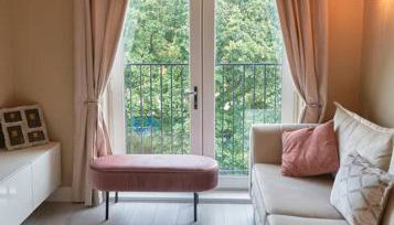 Spacious 2 Bedroom Wokingham Apartment, En Suite, Free WiFi, On Site Parking, Sleeps 4 - Foto 2