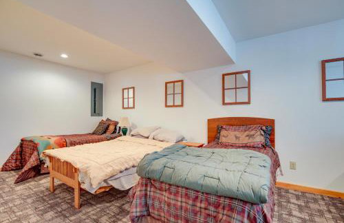 Lakefront Tomahawk Getaway with Deck and 2 Fireplaces! - Foto 22