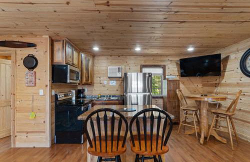 Mr Hills Mercantile Cabin with a hot tub - Photo 8