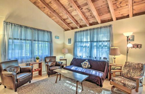 The Den Raymond Home with 200 Feet of Sandy Beach! - Foto 11