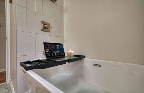 Beautiful Modern home with all year use HOT TUB, Pool table, Game room, & Propane fire pit!! - Foto 19