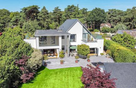 Avon House - modern family home - Photo 1