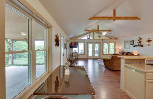 Bullfrog Bluff Mountain View Cabin with Deck! - Foto 10