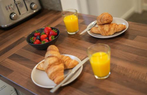 The Lodge - comfortable, stylish, 3 bedroom home with 3-6 beds near Utilita Arena - free parking - Photo 9