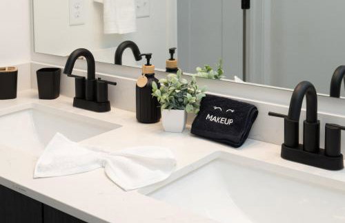 Sunrise Glow Spacious 2BR 2BA 2 King Beds Gym WFH - Foto 31