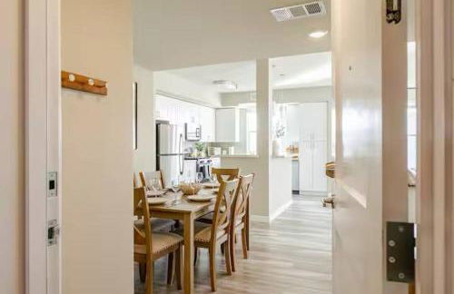 Stunning Water View 2BR · Jacuzzi & Rooftop Lounge - Foto 57