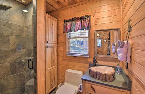 Helen Cabin with Deck and Hot Tub Less Than half Mi to Main St - Foto 13