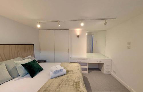 Stunning 4 Bedroom House in Old Windsor Perfect for Families & Groups - Foto 10