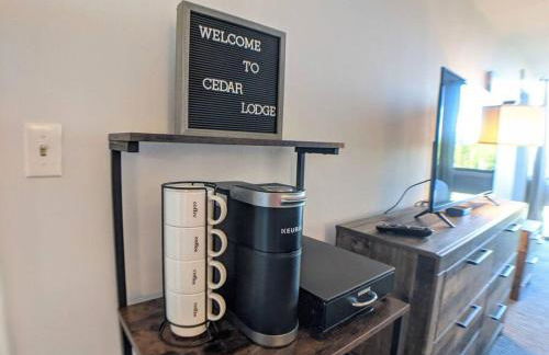 Cute Cedar Lodge Studio with Balcony & Lake Views! - Foto 5