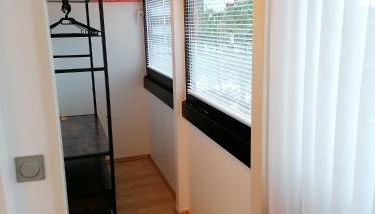 Stylisches kleines Studio -Zentral gelegen- Nähe BayArena - in Leverkusen Wiesdorf City- Friedrich Ebert Platz 5a , 4te Etage mit Balkon-kein Aufzug-Lift--Kaution Pflicht-- - Foto 4, wardrobe