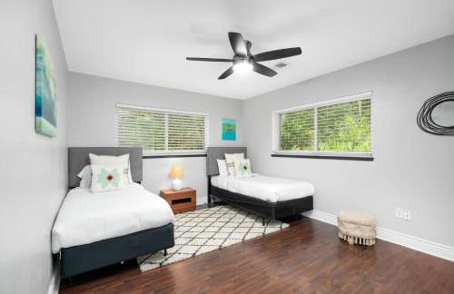 UF SUNSHINE HOUSE - Patio & BBQ - Chef Kitchen - EV Car Station - Upscale Neighborhood! - Foto 23