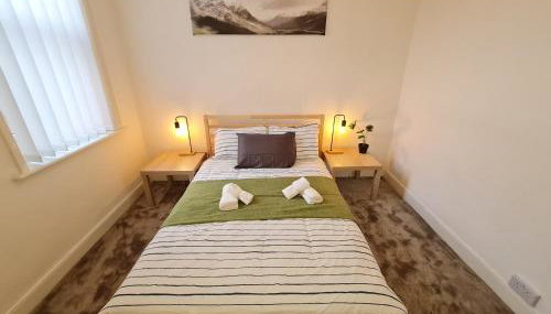 Large 3 Bed Flat, Free Parking-by Holiday Homes - Foto 2