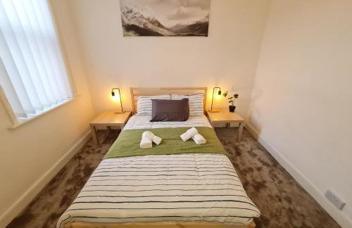 Large 3 Bed Flat, Free Parking-by Holiday Homes - Foto 2