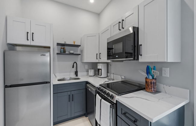 Modern Condo Perfect For Winter Rental - Photo 2