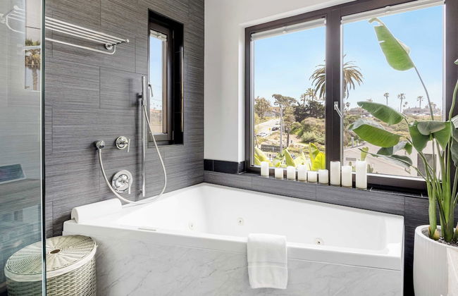 Steps to Beach+shops, Oceanview, Hot Tub+firepit Moonlight Modern by Avantstay - Foto 22