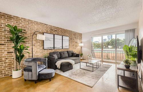 Your 2B Getaway - Walk Dtwn - Sleeps 6 - Pool and Prkg - Foto 3