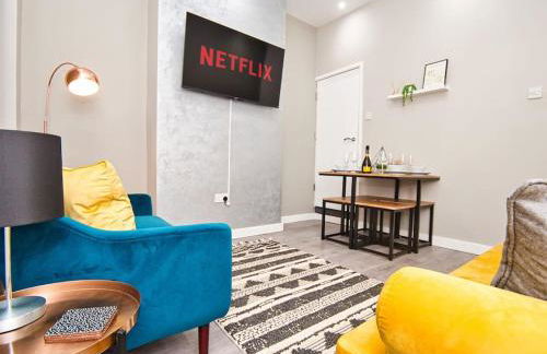 *Sleeps 9* Modern, 4 Bed House, Birmingham - Photo 1