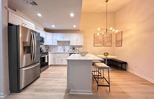 Quiet Community, Stylish Escape - Photo 2