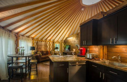 Spring Ridge Luxury Yurt - Creekside Glamping with Private Hot Tub - Foto 6