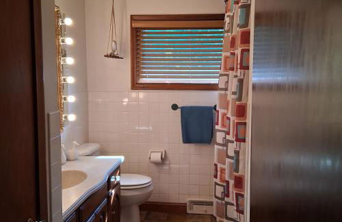 Fully Updated 3-Bedroom Ranch with Stylish Interiors, Full Furnishings, and Backyard Hangout Spaces - Foto 19