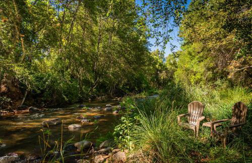 Myrinn-Hobbit Cottage on the Creek Storybook Stay - Foto 58