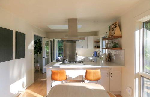 Modern Hideaway with Deck and State Forest Access - Foto 15