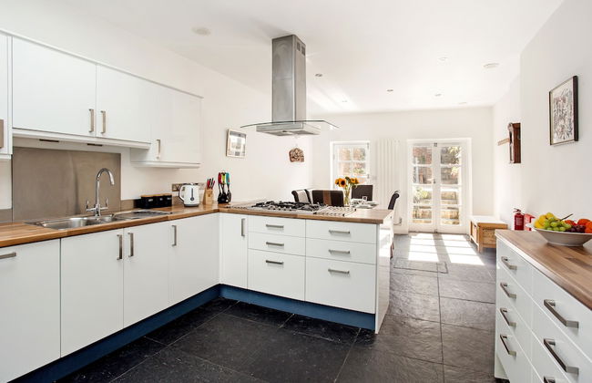 Peaceful Elevated Residential Area - Walk to City - Foto 8