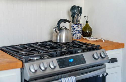 Cozy escape with Hot Tub, ideal for family & friends - Photo 22